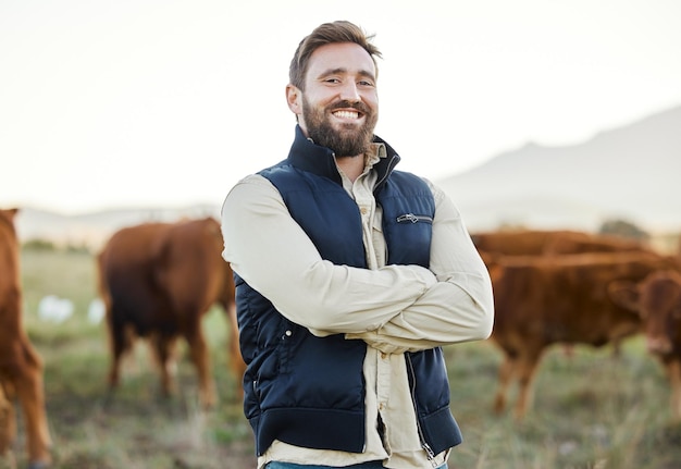 Agricultura de pequenas empresas e retrato do homem com vacas no campo feliz vida na fazenda no campo na produção de laticínios e carne Agricultor natural e sustentabilidade e confiança na agricultura e alimentos