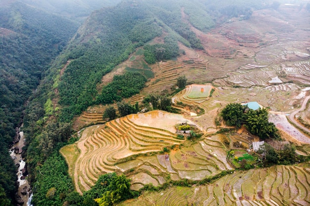 Agricultura de terraço na montanha de Sapa com montanha como pano de fundo em Sapa