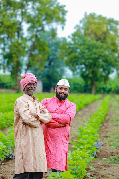 Foto agricultura india dos granjeros de pie en la granja granjero feliz agricultor y trabajador