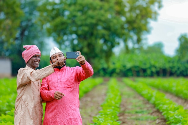 Foto agricultura india dos granjeros de pie en la granja granjero feliz agricultor y trabajador