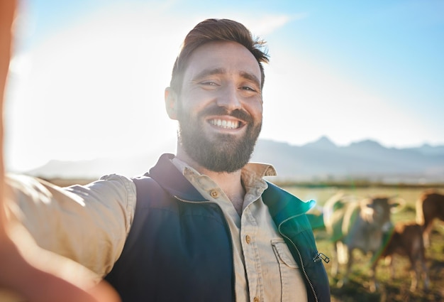 Agricultura vaca o hombre para selfie en la granja para redes sociales blog ecológico o publicidad de pequeñas empresas agrícolas Sonrisa de marketing retrato de granjero feliz o videollamada para la sostenibilidad de los animales