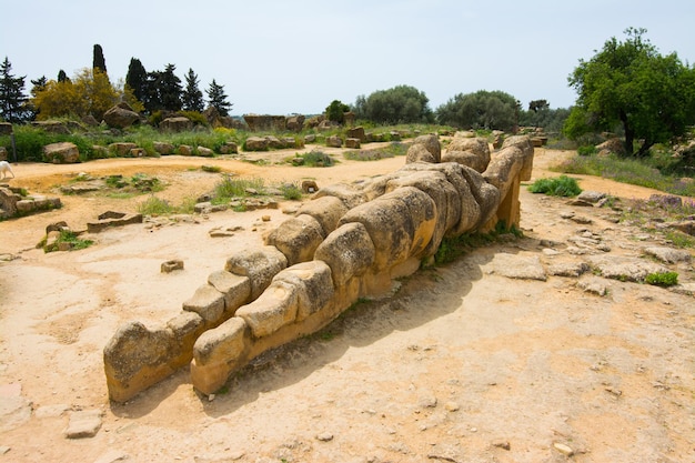 Foto agrigento ist die italienische kulturhauptstadt 2025 statue des atlas im tempel des olympischen zeus agrigento sizilien italien