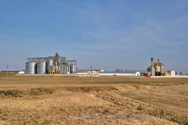 Agro silos em complexo agroindustrial e linha de secagem de grãos e limpeza de sementes