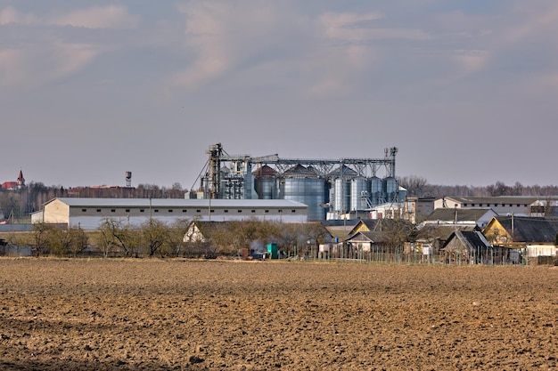Agro silos em complexo agroindustrial e linha de secagem de grãos e limpeza de sementes