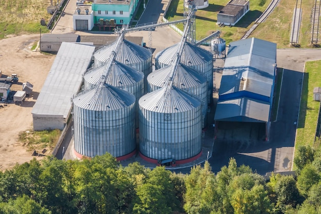 Agro-Silos-Getreideaufzug mit Saatgut-Reinigungslinie in einer Agroverarbeitungs-Produktionsanlage zur Verarbeitung von Trocknungsreinigung und Lagerung von landwirtschaftlichen Produkten