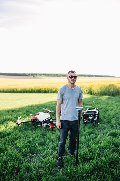 Agronom, der Technologie im landwirtschaftlichen Maisfeld verwendet