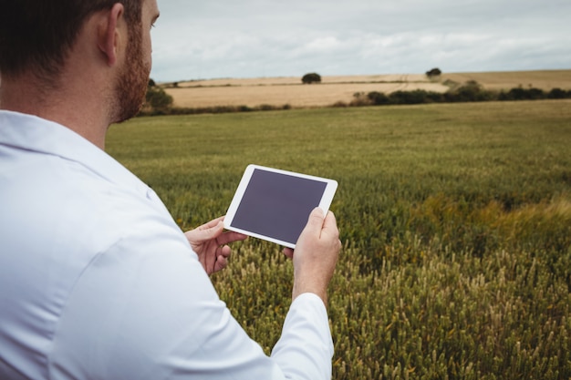 Agronom mit digitalem Tablet im Feld