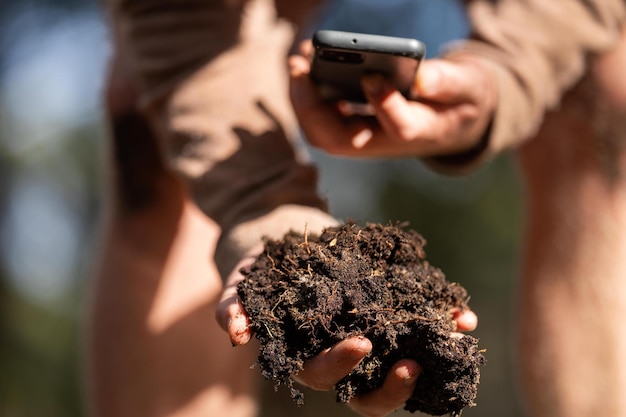 agrónoma en una granja practicando agronomía sosteniendo el suelo haciendo pruebas de suelo en su laboratorio en casa observando la vida y la salud del suelo