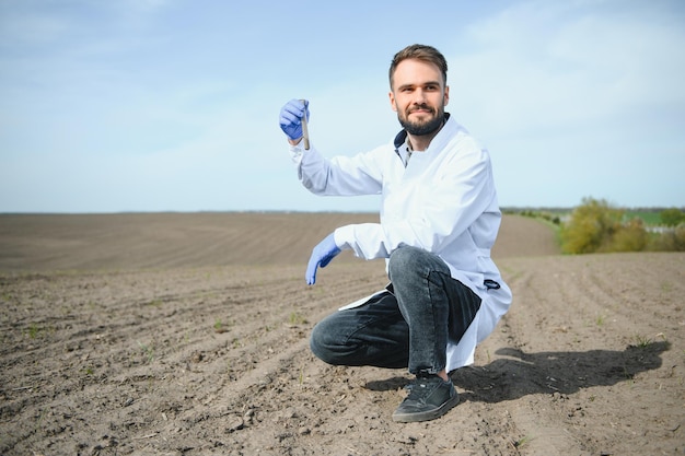 Foto agrónomo estudiando muestras de suelo en campo