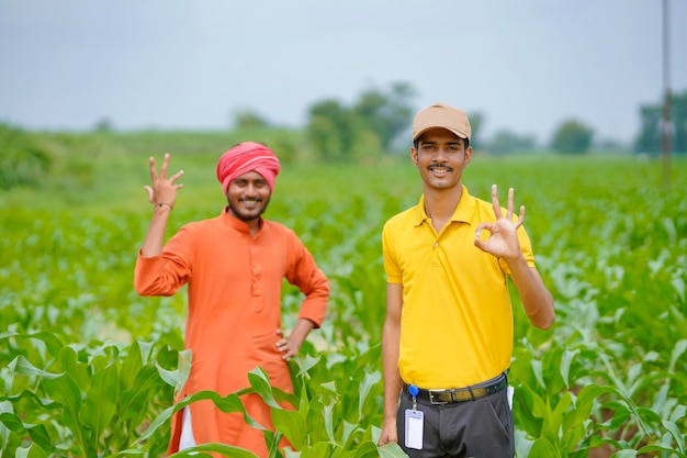 Agrónomo indio con el agricultor en el campo de la agricultura verde.