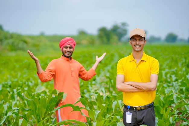 Agrónomo indio con el agricultor en el campo de la agricultura verde.