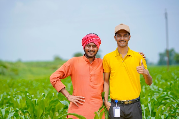 Agrónomo indio con el agricultor en el campo de la agricultura verde.