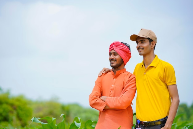 Agrónomo indio con el agricultor en el campo de la agricultura verde.