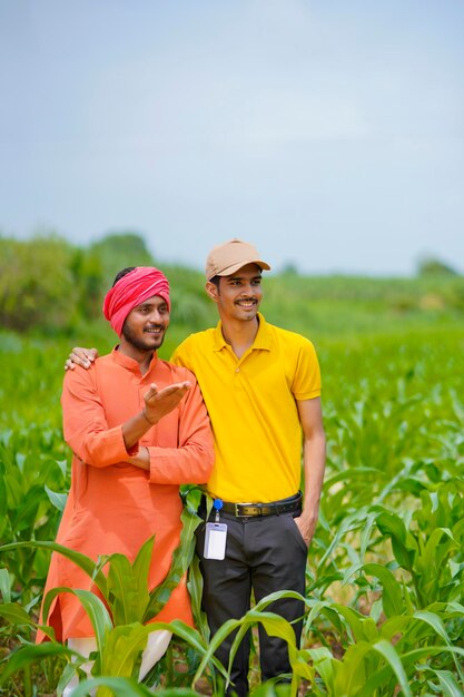 Agrónomo indio con el agricultor en el campo de la agricultura verde.