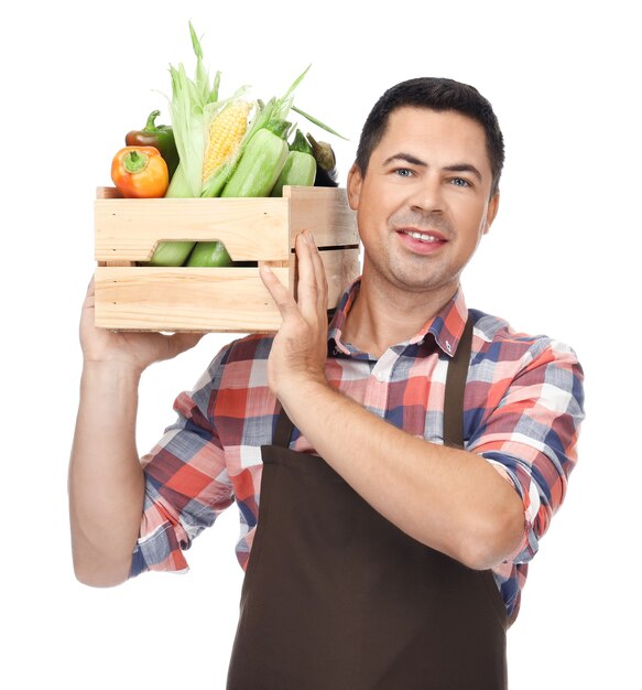 Agrónomo con verduras saludables en blanco