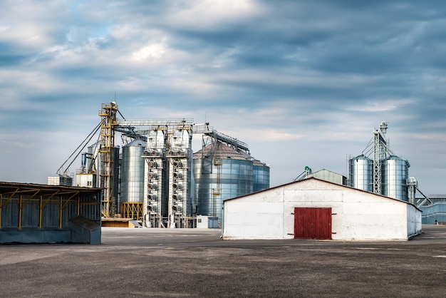 Agroverarbeitungs- und Produktionsanlage für die Verarbeitung und Silbersilos für die Trocknung, Reinigung und Lagerung von landwirtschaftlichen Erzeugnissen, Mehl, Getreide und Kornspeicheraufzug