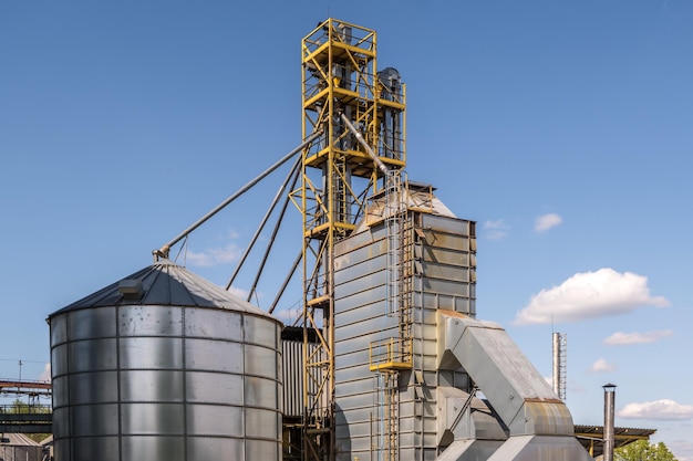 Agroverarbeitungs- und Produktionsanlage für die Verarbeitung und Silbersilos für die Trocknung, Reinigung und Lagerung von landwirtschaftlichen Produkten, Mehl, Getreide und Getreidespeicher