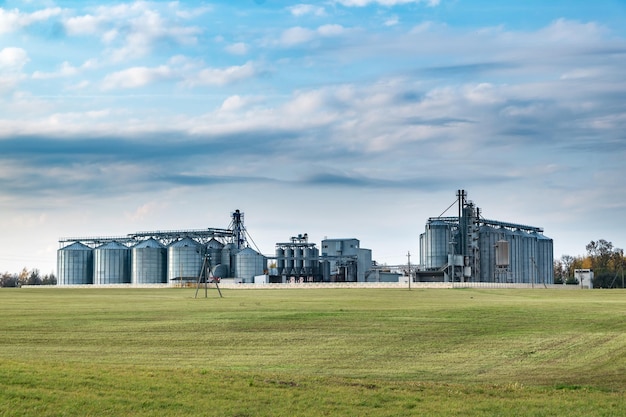 Agroverarbeitungs- und Produktionsanlage für die Verarbeitung und Silbersilos für die Trocknung, Reinigung und Lagerung von landwirtschaftlichen Produkten, Mehl, Getreide und Getreidespeicher