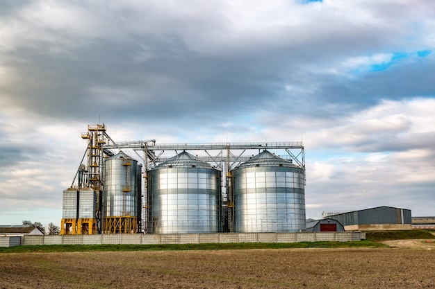 Agroverarbeitungs- und Produktionsanlage für die Verarbeitung und Silbersilos für die Trocknung, Reinigung und Lagerung von landwirtschaftlichen Produkten, Mehl, Getreide und Getreidespeicher