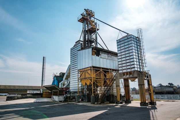 Agroverarbeitungs- und Produktionsanlage für die Verarbeitung und Silbersilos für die Trocknung, Reinigung und Lagerung von landwirtschaftlichen Produkten, Mehl, Getreide und Getreidespeicher