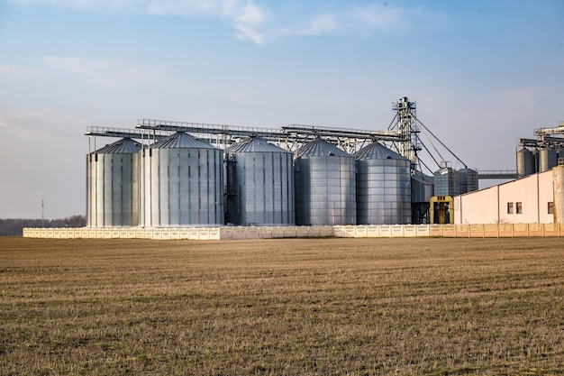 Agroverarbeitungs- und Produktionsanlage für die Verarbeitung und Silbersilos für die Trocknung, Reinigung und Lagerung von landwirtschaftlichen Produkten, Mehl, Getreide und Getreidespeicher