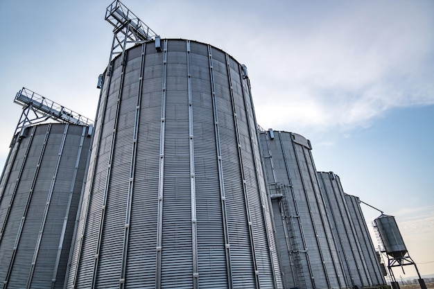 Agroverarbeitungs- und Produktionsanlage für die Verarbeitung und Silbersilos für die Trocknung, Reinigung und Lagerung von landwirtschaftlichen Produkten, Mehl, Getreide und Getreidespeicher