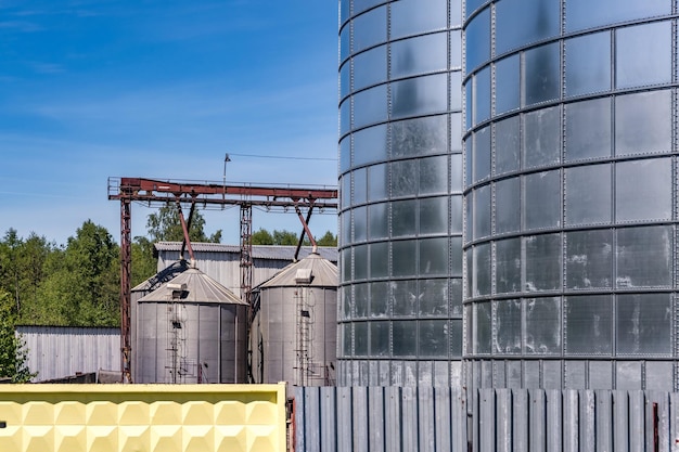 Agroverarbeitungs- und Produktionsanlage für die Verarbeitung und Silbersilos für die Trocknung, Reinigung und Lagerung von landwirtschaftlichen Produkten, Mehl, Getreide und Getreidespeicher