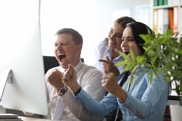 Foto agrupar personas en la oficina problema resuelto correctamente