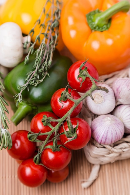 Agrupe verduras de colores frescos en madera