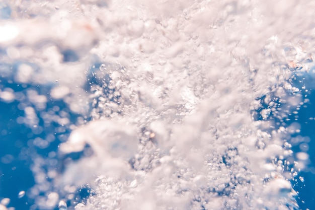 Foto bajo el agua bajo el agua textura turquesa en el océano burbujas en el mar tropical agua vintage azul en la piscina fondo claro bokeh en la piscina fondo de verano vista lateral