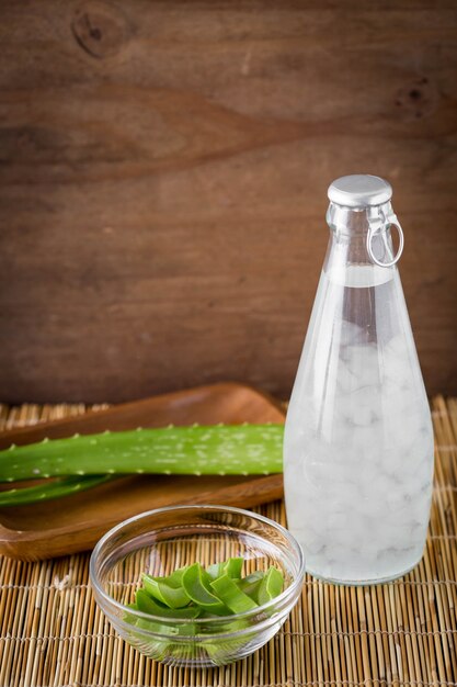 agua aloe vera en la mesa de madera