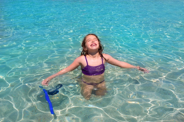 Agua aqua playa y brazos abiertos bikini niña.