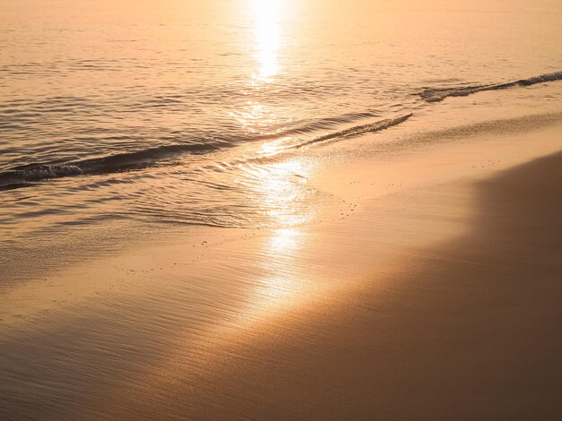 Agua y arena en la playa al atardecer