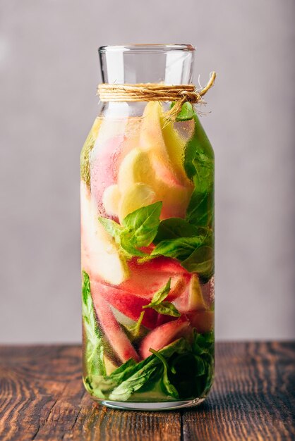 Água Aromatizada com Pêssego e Manjericão