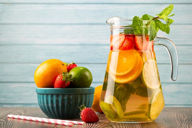 Agua aromatizada con fruta fresca de verano.