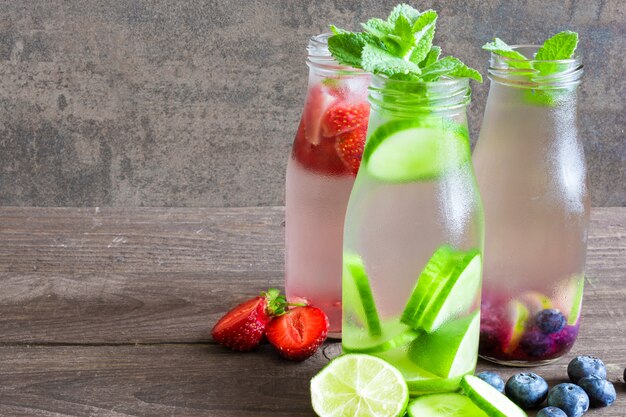 Agua aromatizada con infusión de frutas de desintoxicación