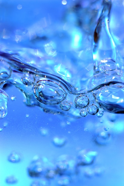 Agua azul con burbujas