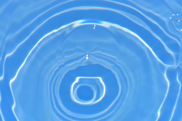 Un agua azul con un círculo en ella.