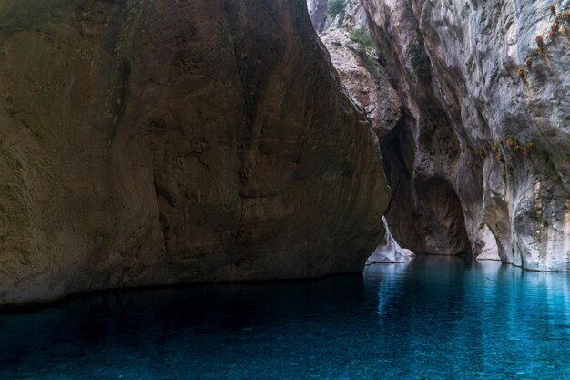 Agua azul clara en un cañón profundo con paredes de roca escarpada