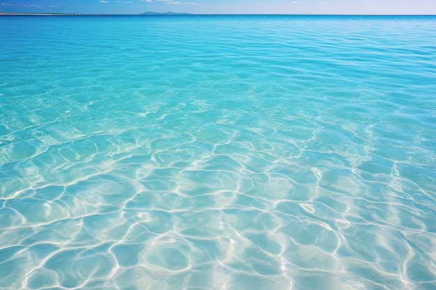 água azul clara na praia tropical