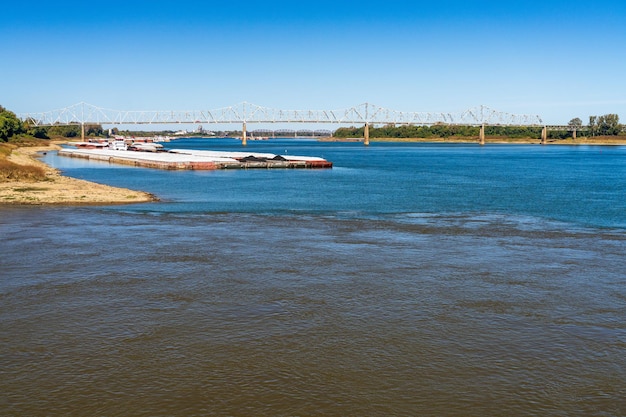 Foto el agua azul y clara del río ohio se encuentra con el mississippi marrón y fangoso.