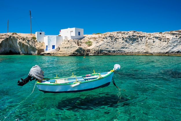 Água azul claro na praia da vila de mitakas, ilha dos milos, grécia.