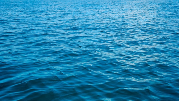 Água azul com reflexos do sol