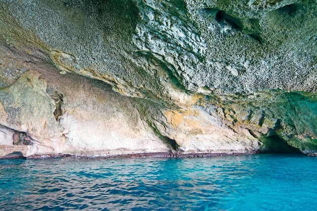 Agua azul en una cueva del golfo de Orosei