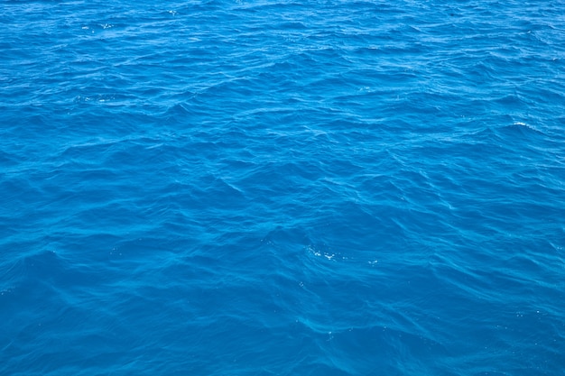 Foto Água azul da piscina com reflexos do sol