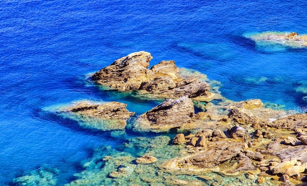 Agua azul en el mar en el país mediterráneo