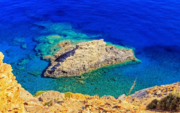 Foto agua azul en el mar en el país mediterráneo