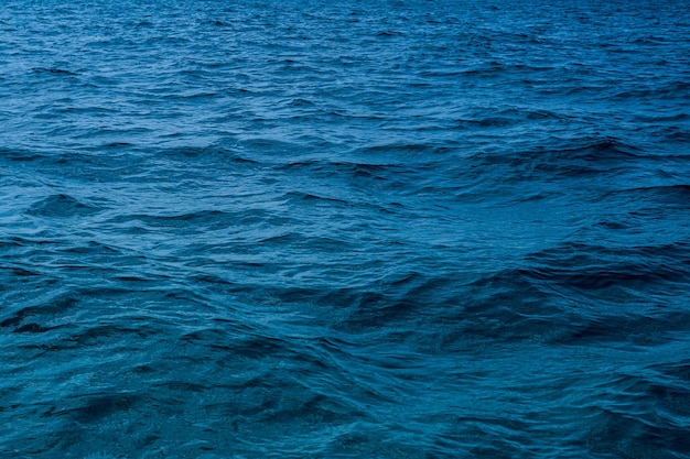 Agua azul del océano con fondo de olas Superficie de agua perfecta