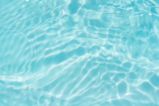Agua azul con ondas en la superficie Desenfoque borrosa transparente de color azul claro agua tranquila