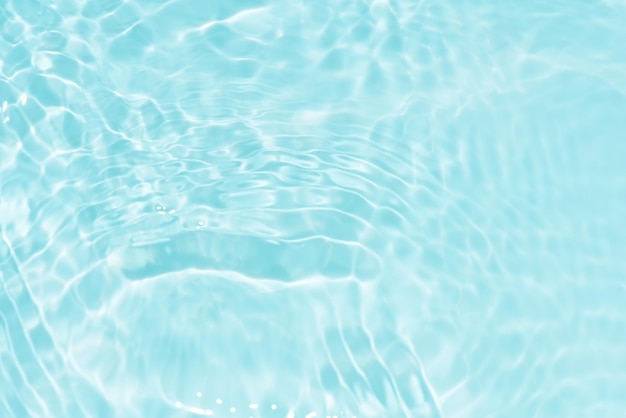 Agua azul con ondas en la superficie Desenfoque borrosa transparente de color azul claro agua tranquila